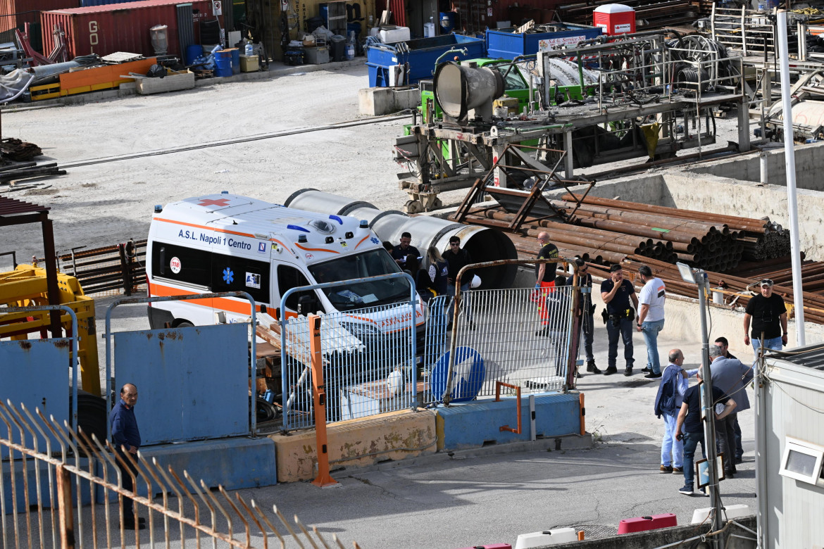 Carrello fuori controllo, operaio morto a Napoli