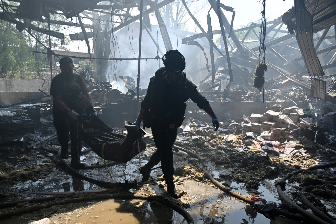 L’attacco missilistico russo su Kharkiv del 23 maggio che ha ucciso 6 persone foto di Sergey Bobok/Getty Images