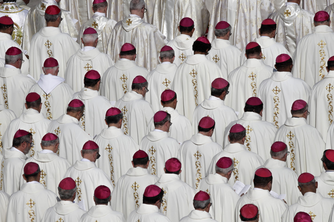 Alcuni prelati in preghiera in Piazza San Pietro a Roma foto Ap