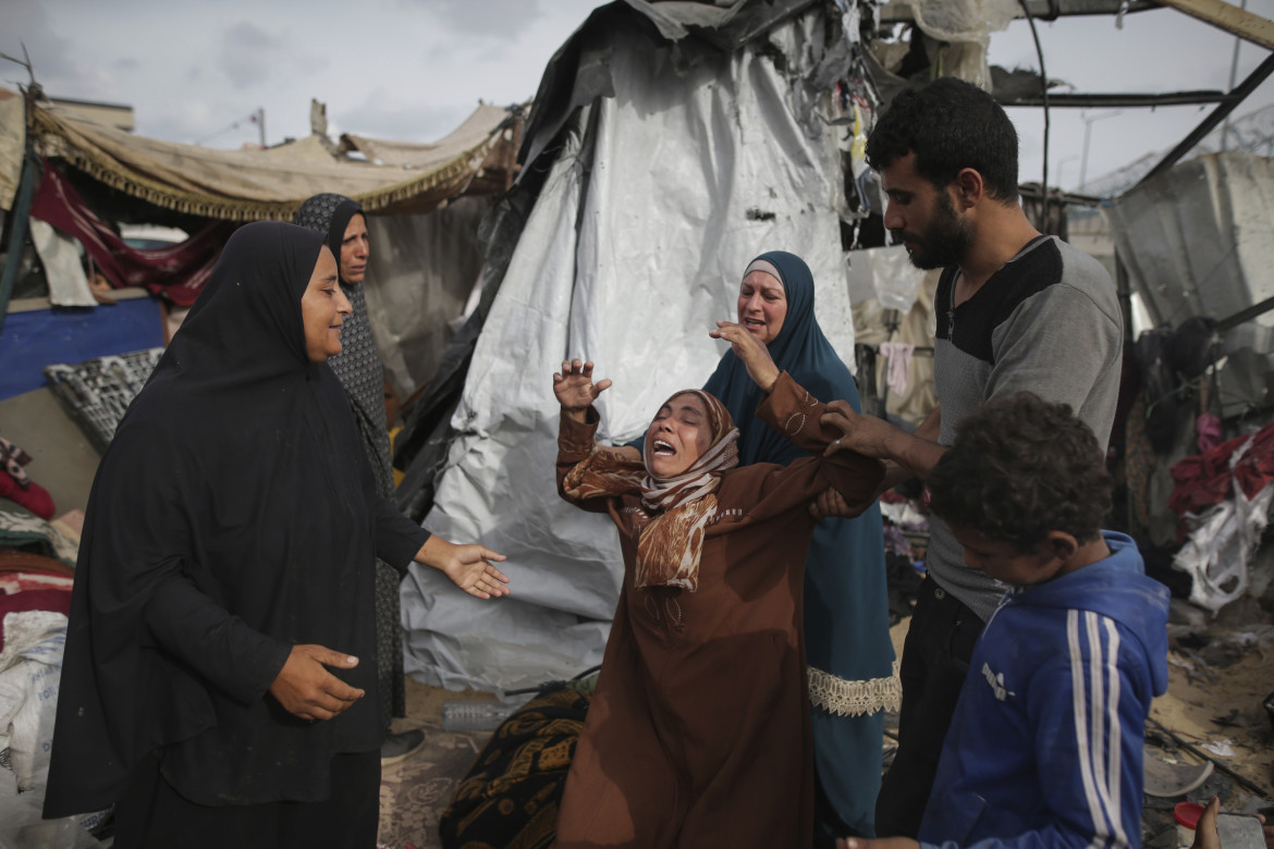 Tra le tende distrutte dal raid israeliano di domenica scorsa su Tel al-Sultan, a Rafah foto Ap/Jehad Alshrafi