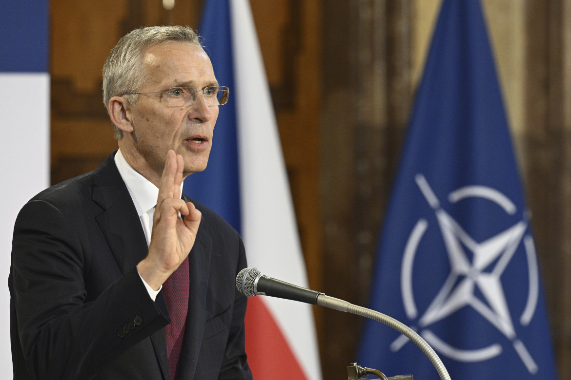 Il segretario generale della Nato Jens Stoltenberg ieri a Praga