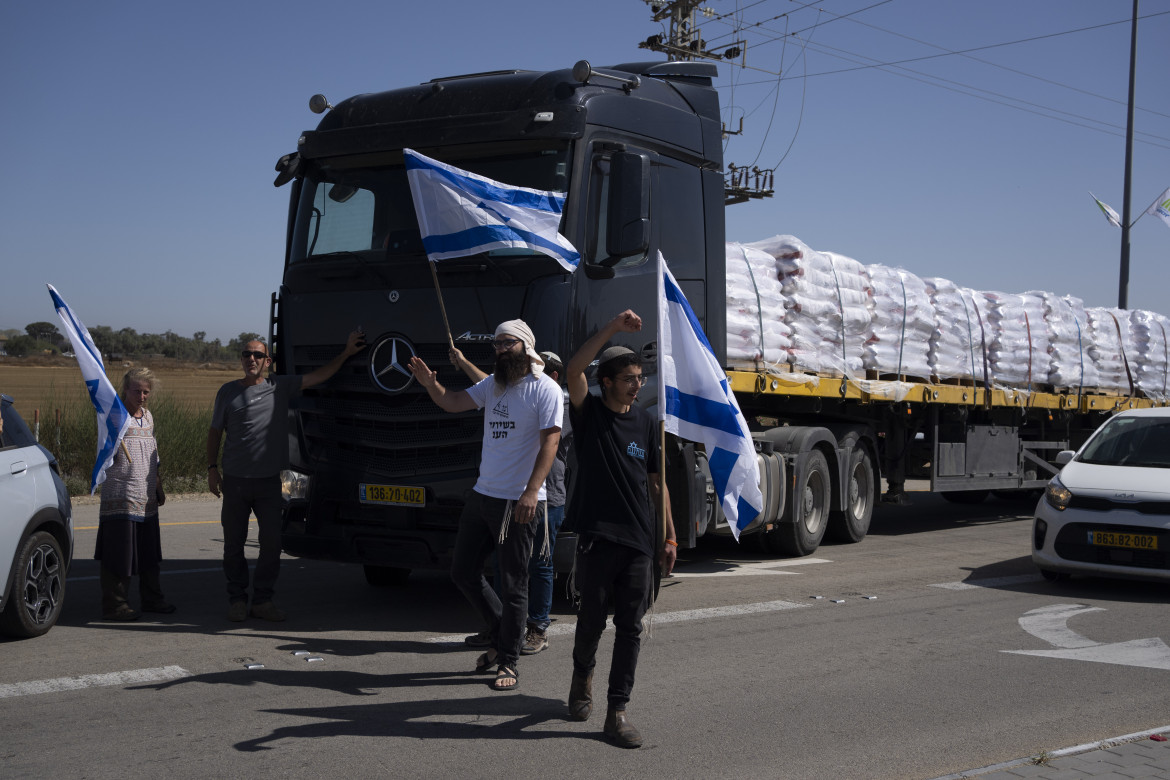 Gruppi di destra israeliani bloccano i camion degli aiuti umanitari diretti al valico di Kerem Shalom