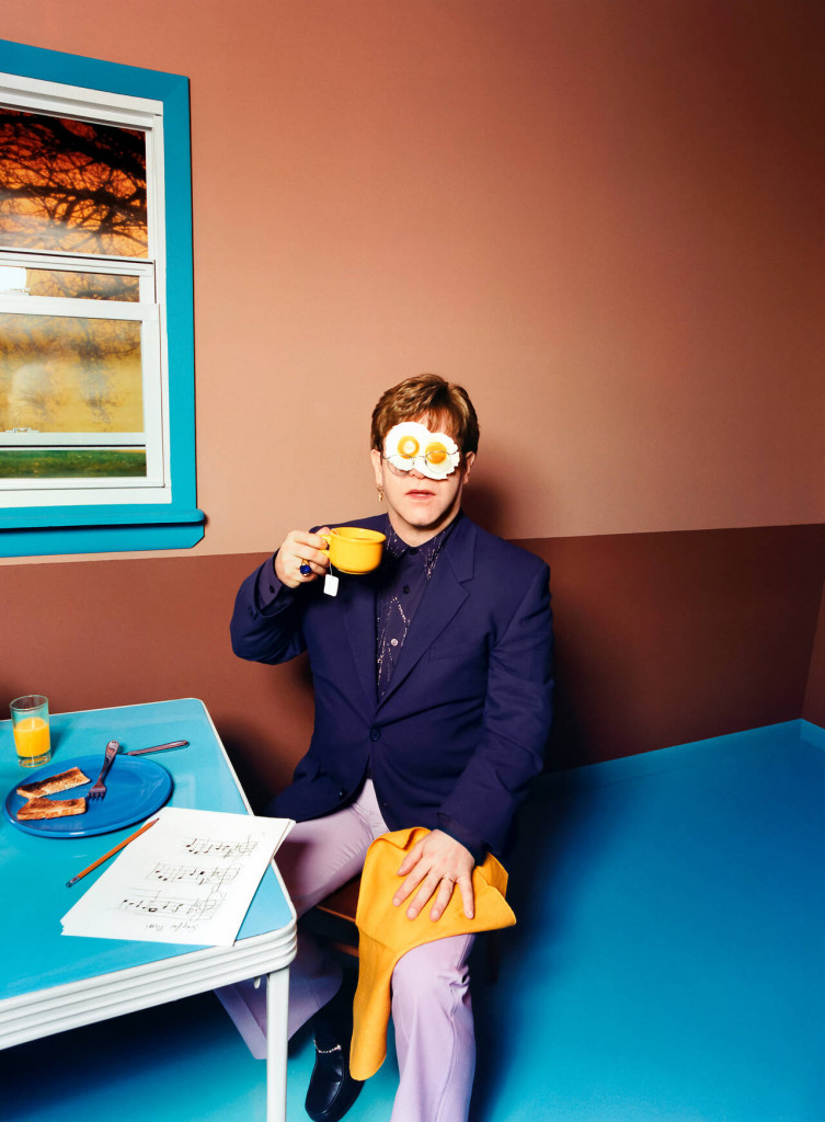 «Elton John: Egg On His Face» foto di David LaChapelle, 1999