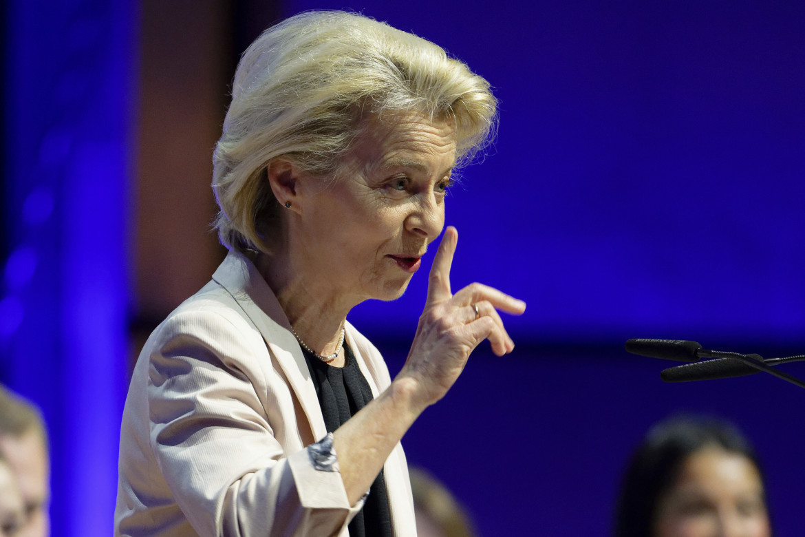 Dalla Polonia con furore, Von der Leyen a caccia di voti con l’elmetto