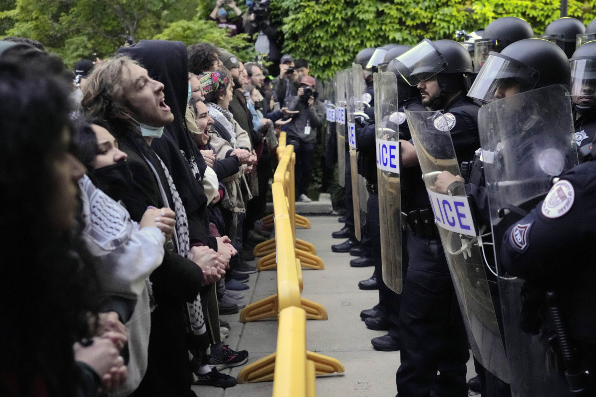 Manifestanti pro Palestina e polizia all'università di Chicago