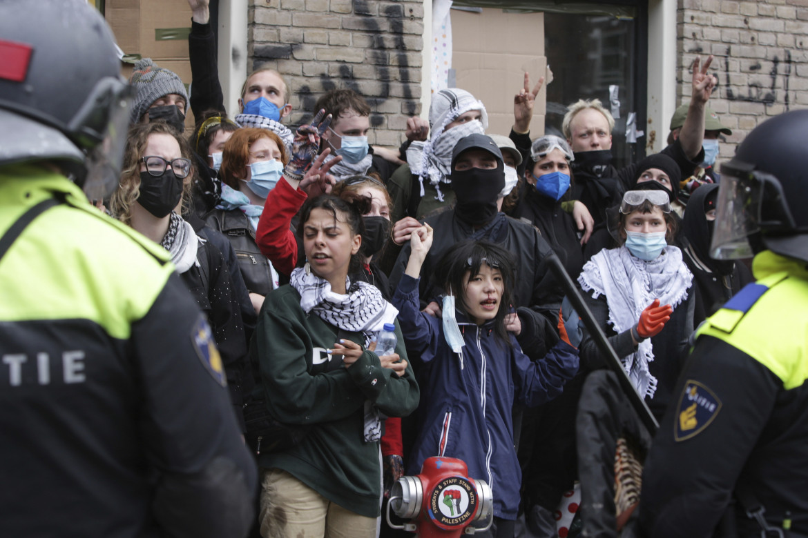 Proteste studentesche davanti all'università di Amsterdam