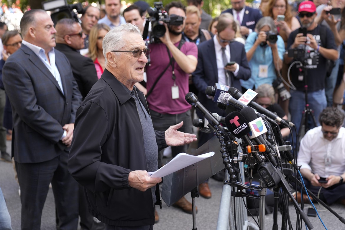 Conferenza stampa di Robert De Niro fuori al tribunale di New York dove è in corso il processo a Donald Trump