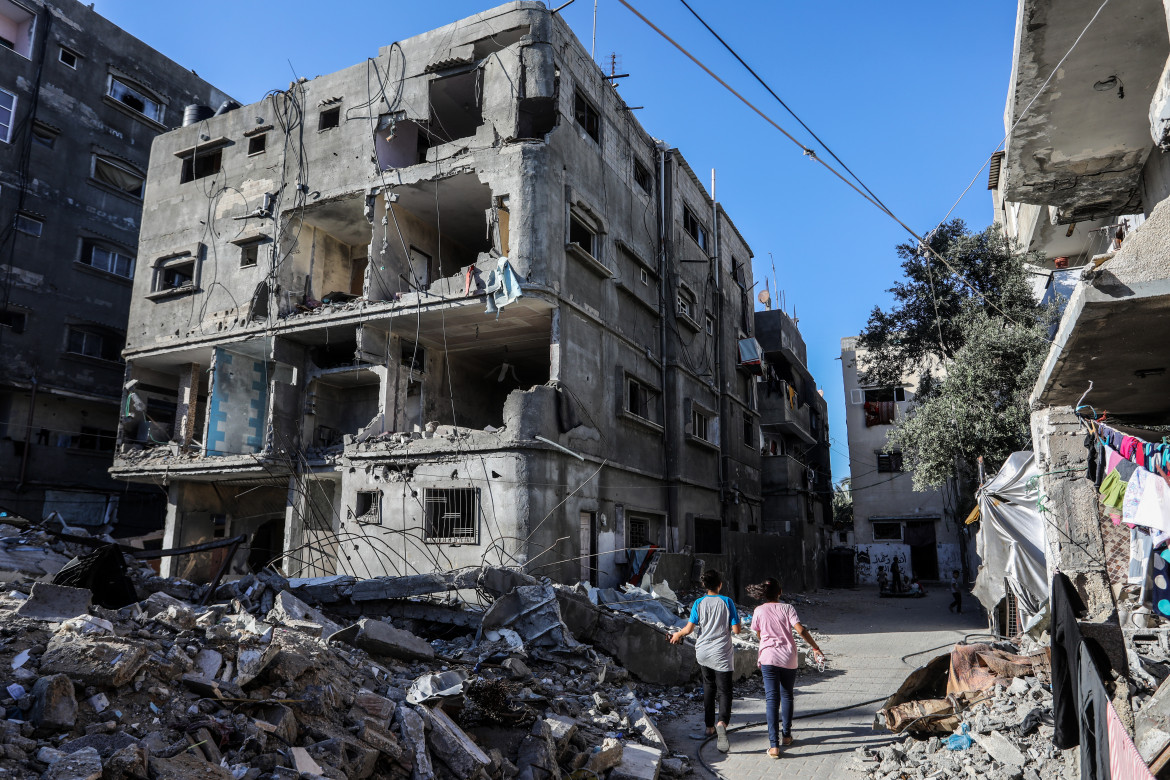 Le macerie di Deir al Balah, nel centro di Gaza foto Dpa/Abed Rahim Khatib