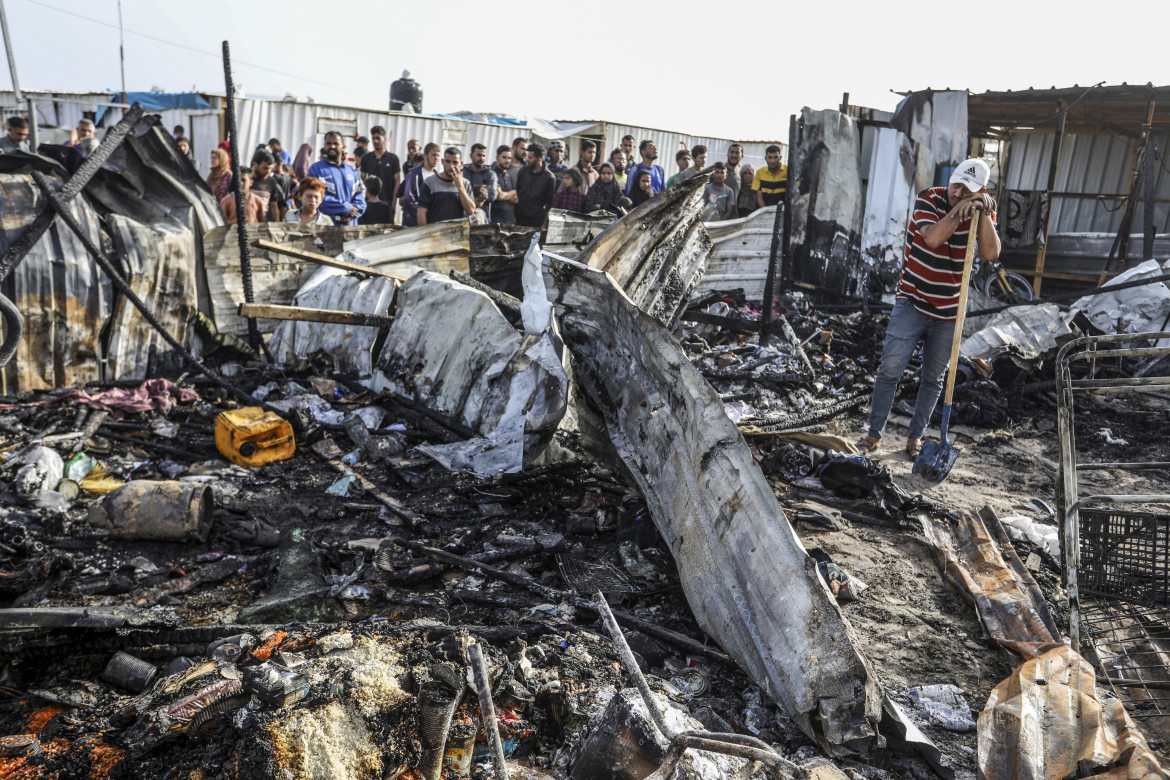 Le macerie lasciate nella tendopoli di al-Mawasi dopo il bombardamento israeliano foto Ap/Abed Rahim Khatib