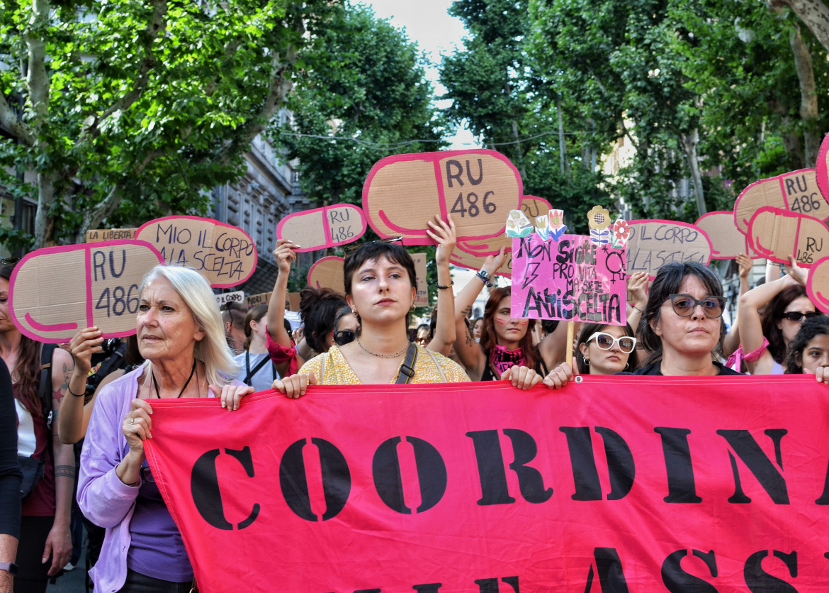 Il corteo di Non Una Di Meno a Roma: «Nostri i corpi, nostre le decisioni»