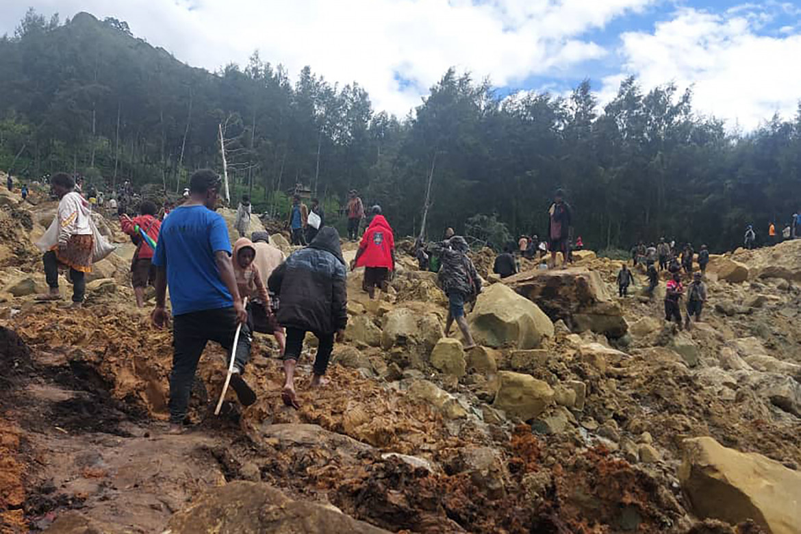 Si scava nel villaggio di Yambali, Papua Nuova Guinea (Benjamin Sipa/International Organization for Migration via AP)