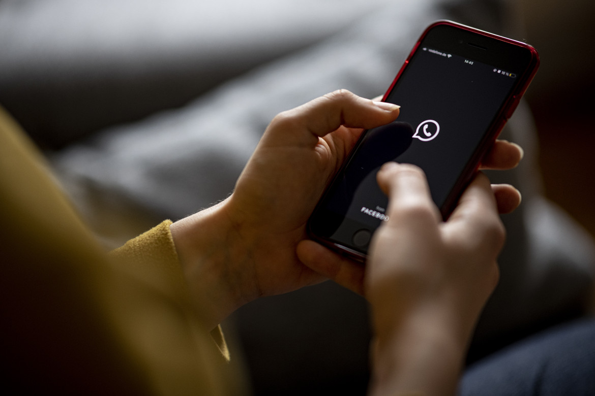 Il logo di Whatsapp su uno smartphone in Germania, foto Fabian Sommer /dpa via Getty Images)