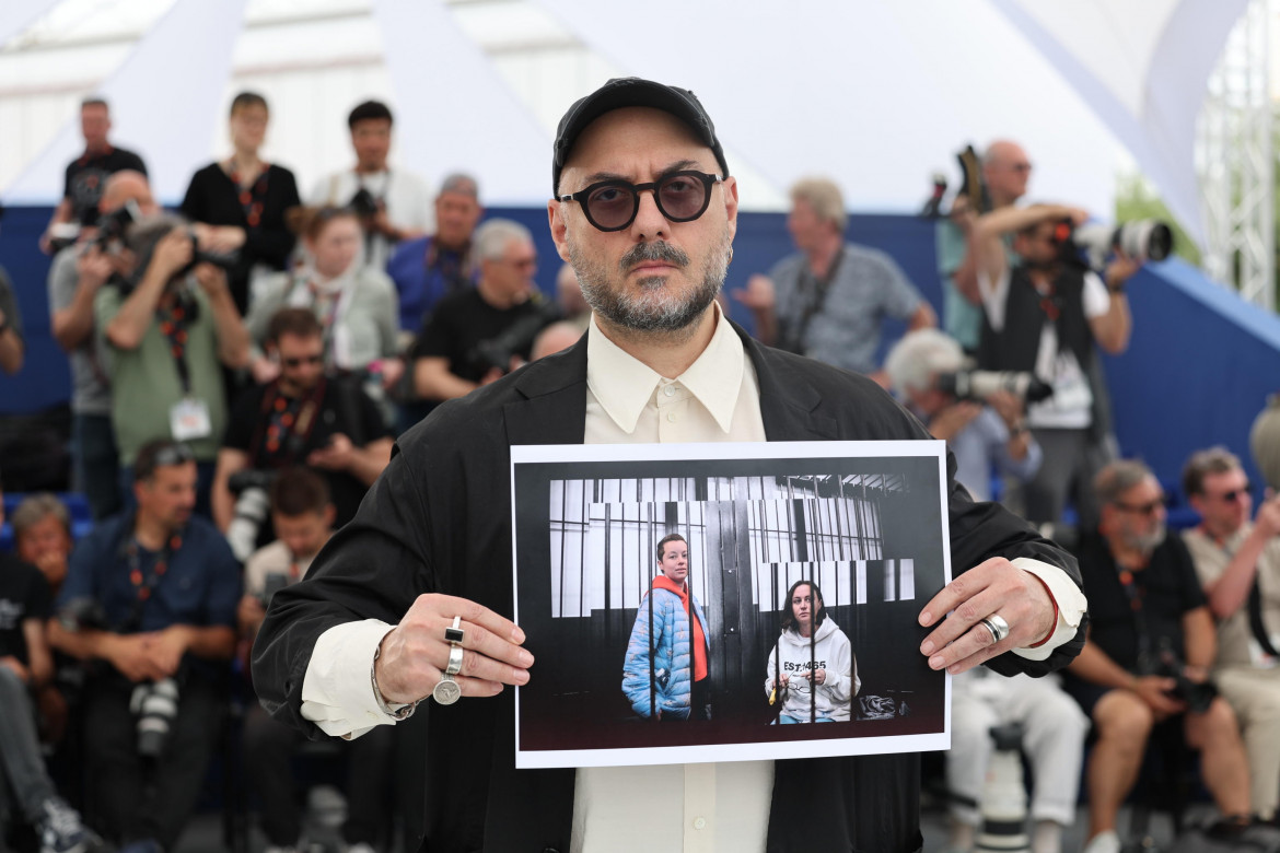 Kirill Serebrennikov a Cannes con la foto delle drammaturghe Evguénia Berkovitch e Svetlana Petriïtchouk