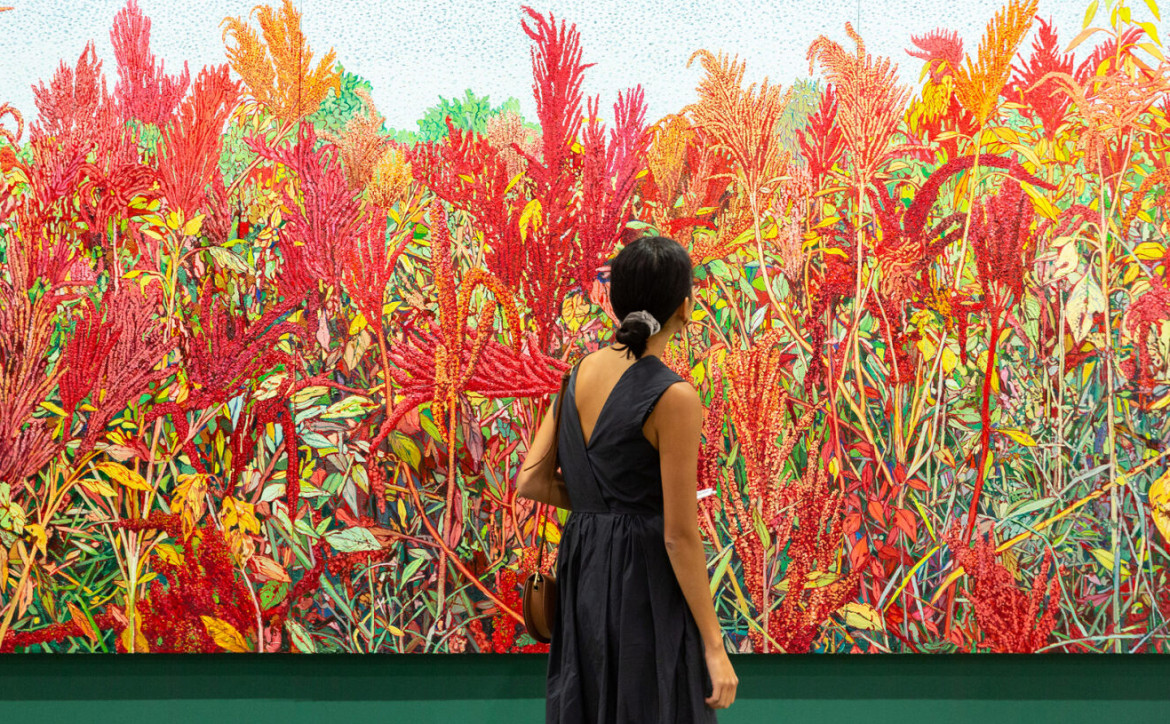 Una visitatrice di Art Basel Hong Kong