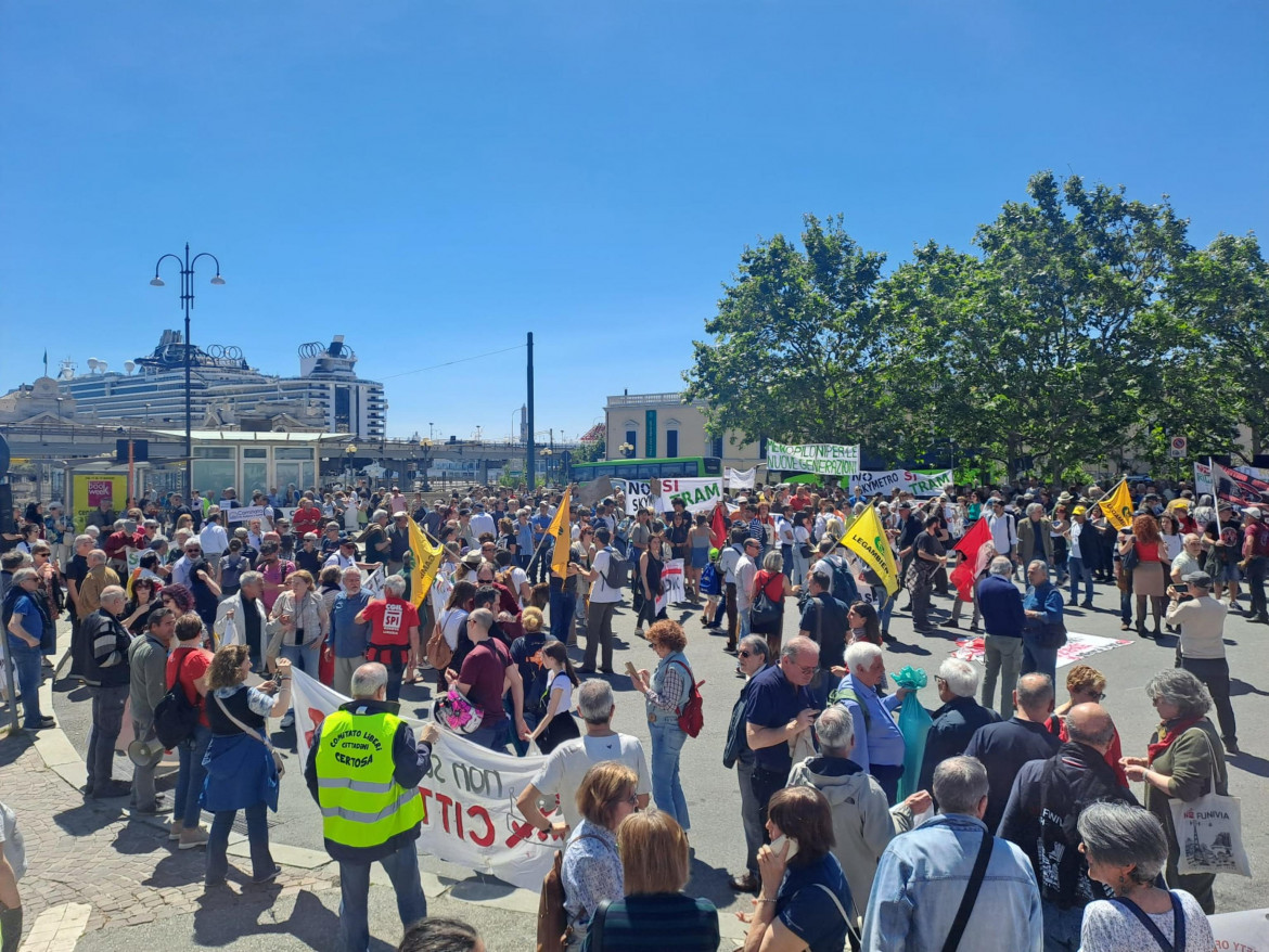 La manifestazione a Genova per chiedere le dimissioni di Giovanni Toti foto Ansa