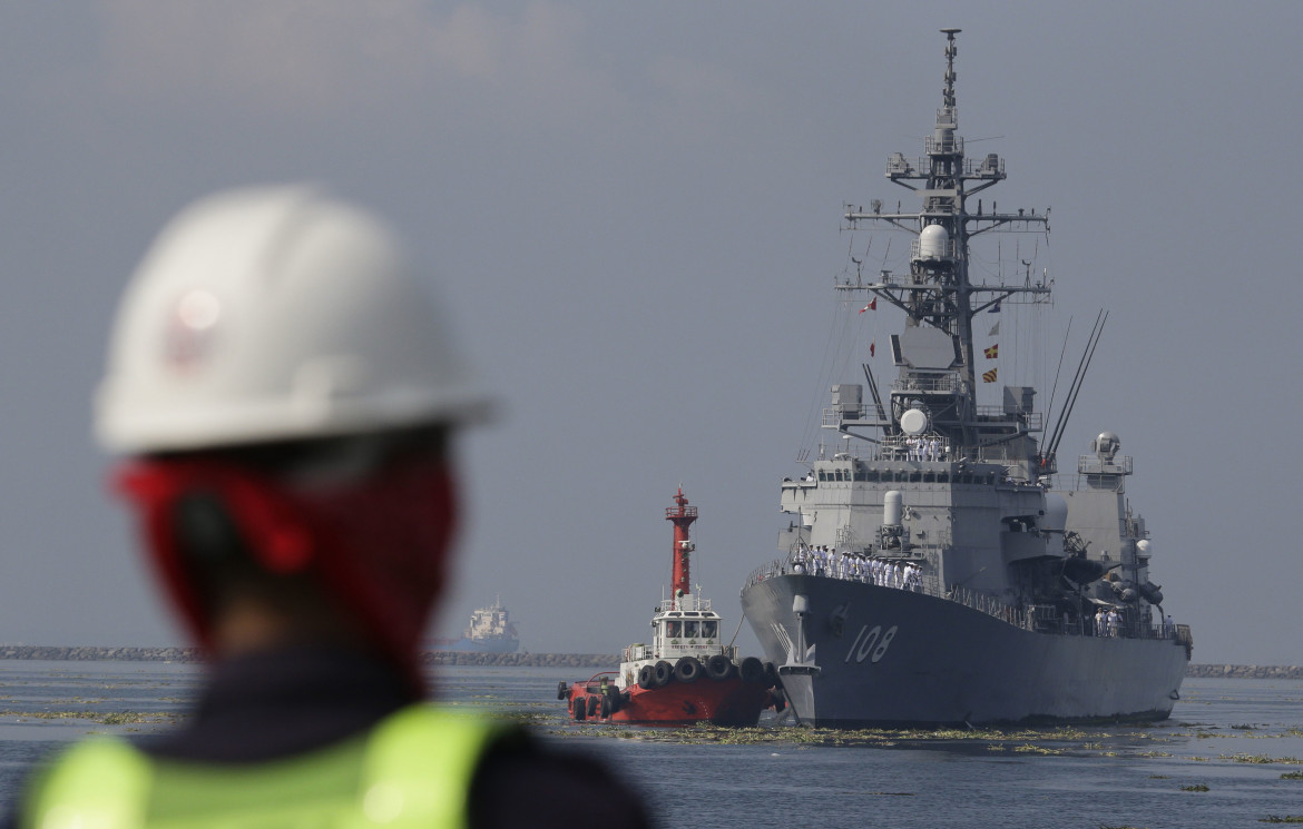 Una nave militare giapponese al porto di Manila