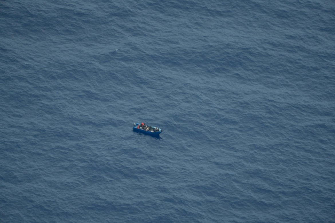 Sea-Watch, l’aereo torna in volo e porta a termine la sua missione