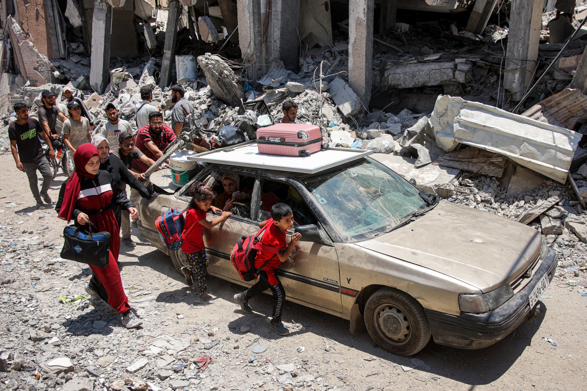 Una famiglia palestinese sfollata nel quartiere di Tuffah a Gaza City foto Afp/Omar al-Qattaa