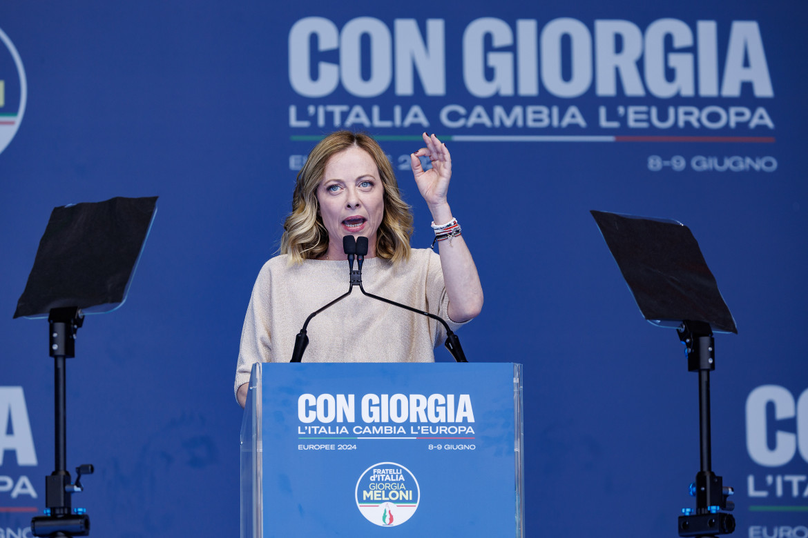 Giorgia Meloni durante il suo comizio in piazza del Popolo a Roma foto LaPresse