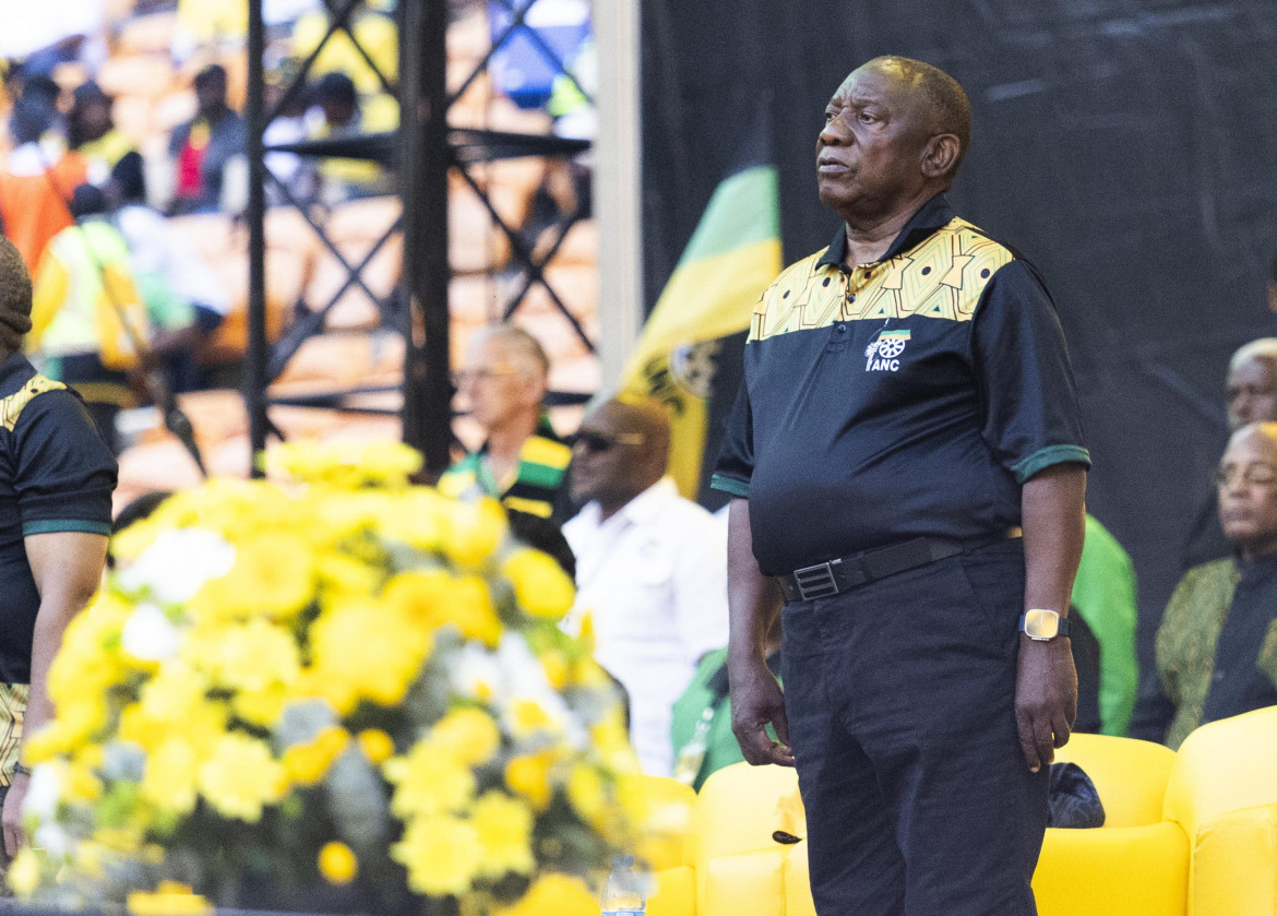 Il leader del partito Anc e presidente sudafricano Cyril Ramaphosa alla manifestazione di fine campagna elettorale a Johannesburg foto di Kim Ludbrook/Ansa