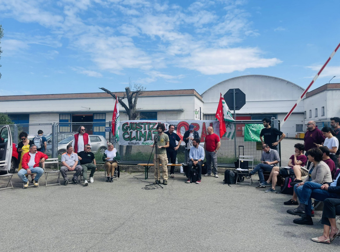 L’assemblea fra operai e associazioni ecologiste ai cancelli dell’Iia di Bologna, ex Bredamenarini