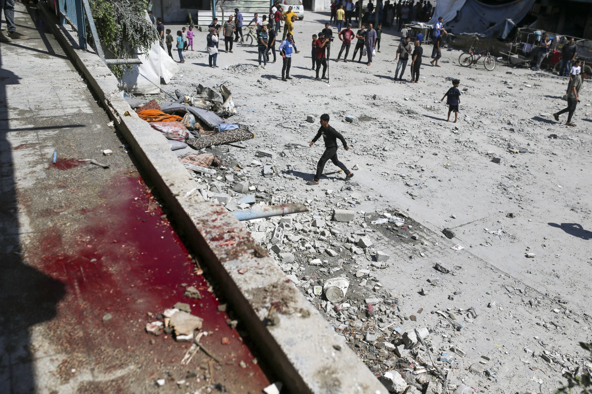 Sangue rappreso nella scuola Onu di Nuseirat dopo il bombardamento israeliano foto Ap/Jehad Alshrafi