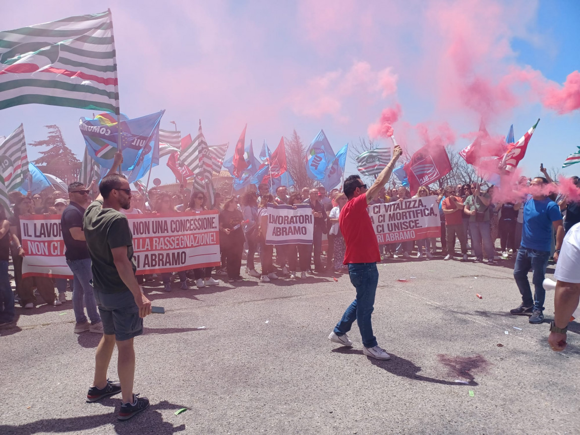 Call center Abramo venduto, 800 senza lavoro in Calabria