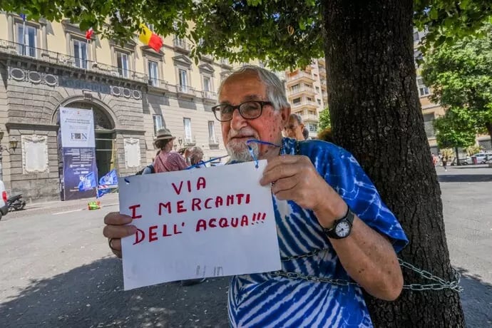 Napoli, Zanotelli si incatena per difendere l’acqua pubblica