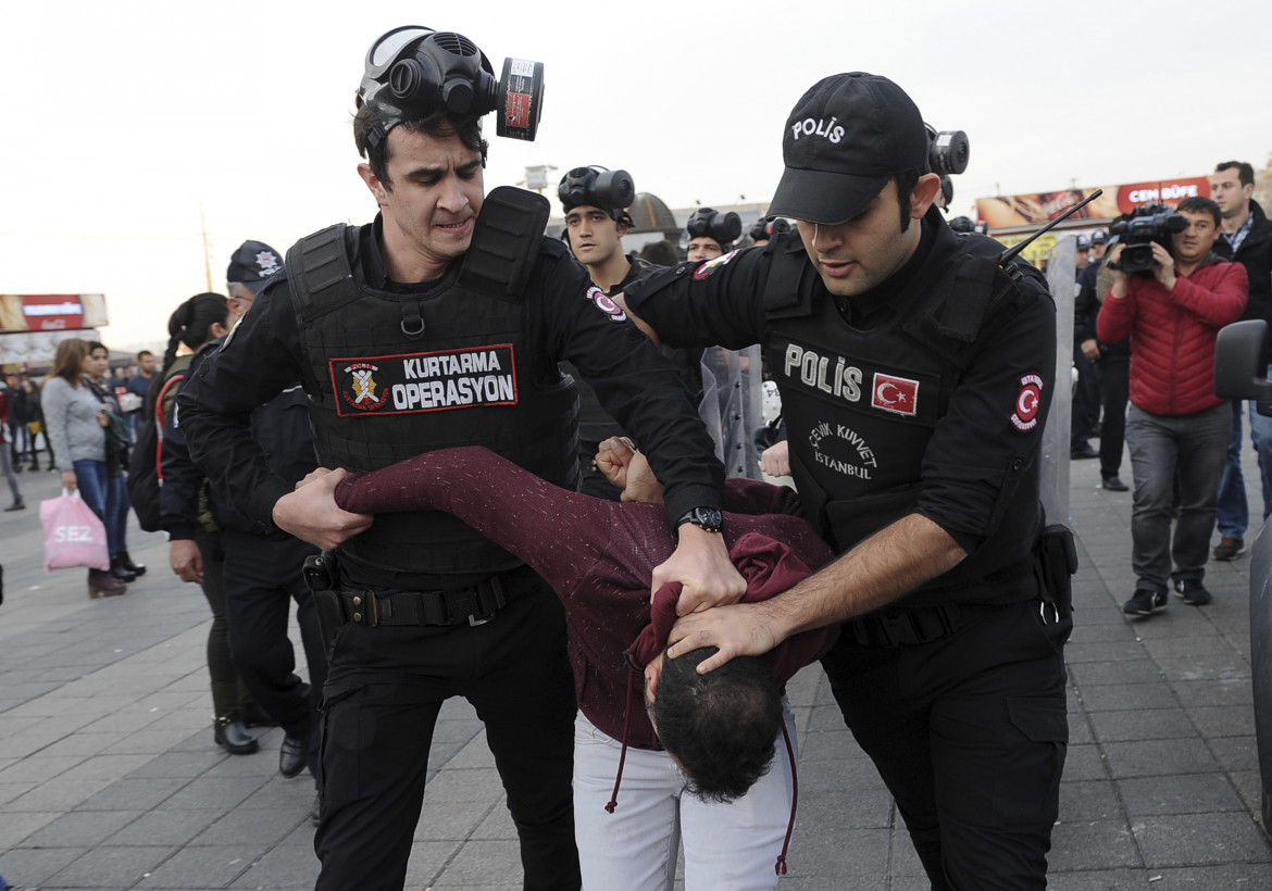 2016, un sostenitore dell’Hdp arrestato a Istanbul durante le proteste per la detenzione dei co-presidenti Demirtas e Yuksekdag Ap/Omer Kuscu