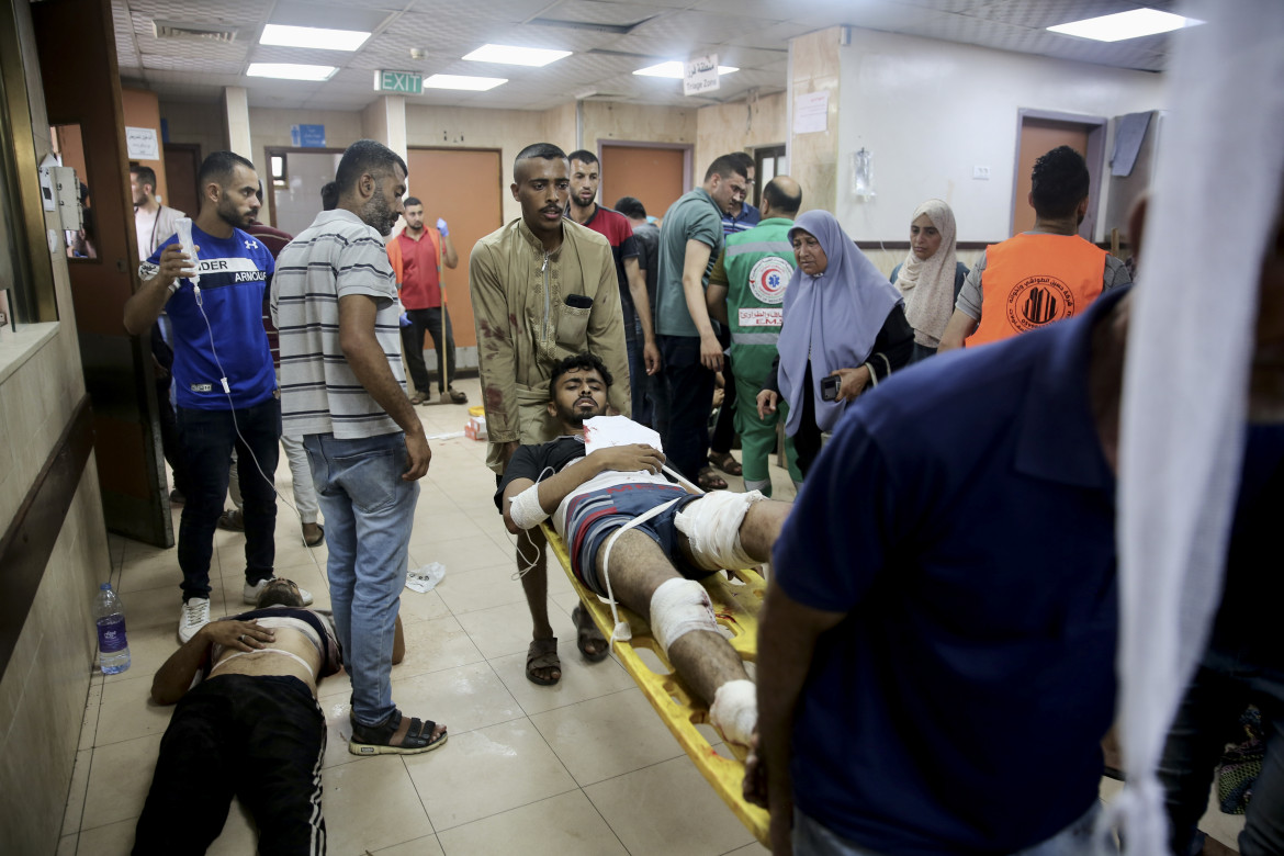 Feriti palestinesi nell’attacco a Nuseirat nell’ospedale al-Aqsa di Deir al Balah foto Ap/Mohammed Hajjar