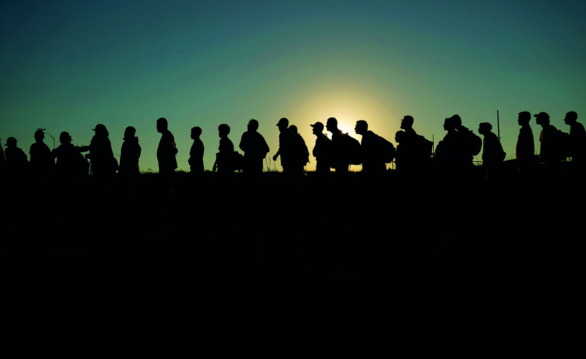 Eagle Pass (Texas), migranti in fila in attesa di venire schedati dalla Customs and Border Protection