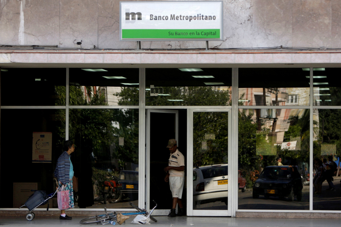 L’ingresso di una filiale bancaria all’Avana foto Ap