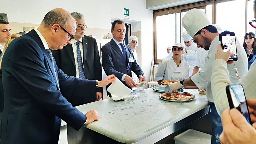 Il ministro dell'Istruzione e del Merito, Giuseppe Valditara, in visita al Cavalcanti, istituto professionale dell'Enogastronomia e dell'ospitalità alberghiera, Napoli, 21 Novembre 2023. ANSA/CIRO FUSCO