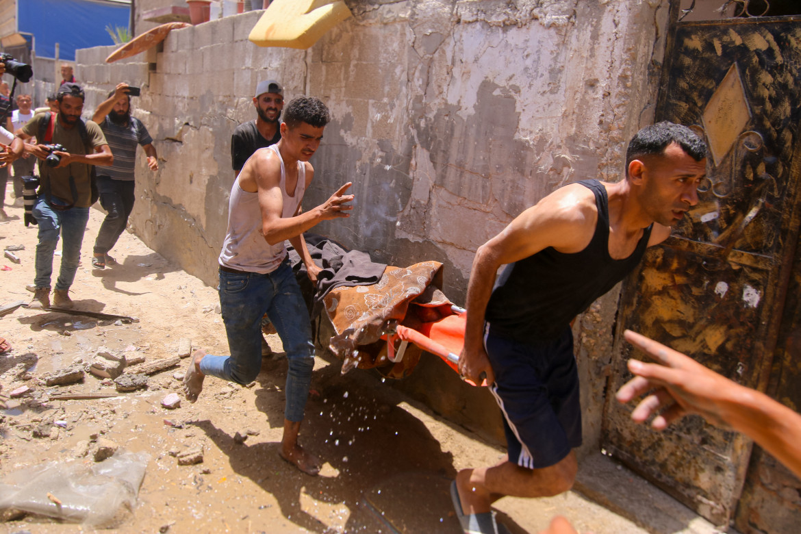 Feriti in un raid a Deir al Balah foto Middle East Images/Saeed Jaras