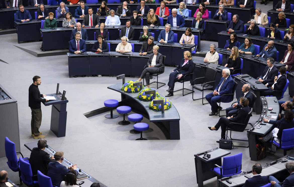 Volodymyr Zelensky durante il suo discorso al Bundestag tedesco