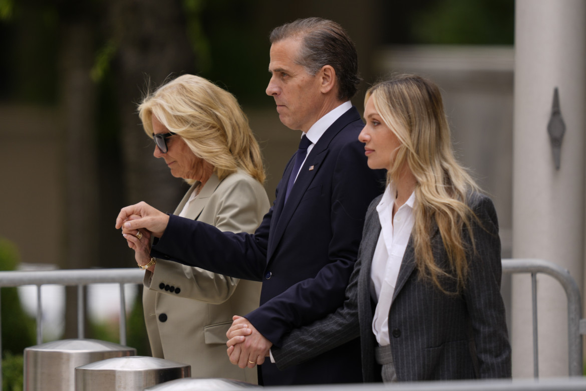 Hunter Biden all’uscita dal tribunale con la madre Jill Biden e la moglie Melissa Cohen