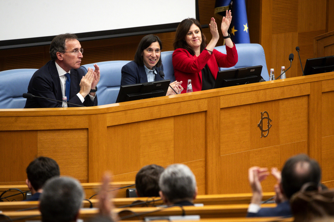 Elly Schlein con i capigruppo Boccia e Braga all’assemblea dei parlamentari dem