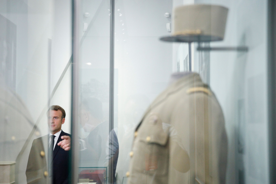 Macron al museo Ordre de la Libération, vicino all’uniforme del generale de Gaulle foto Yoan Valat /Getty Images