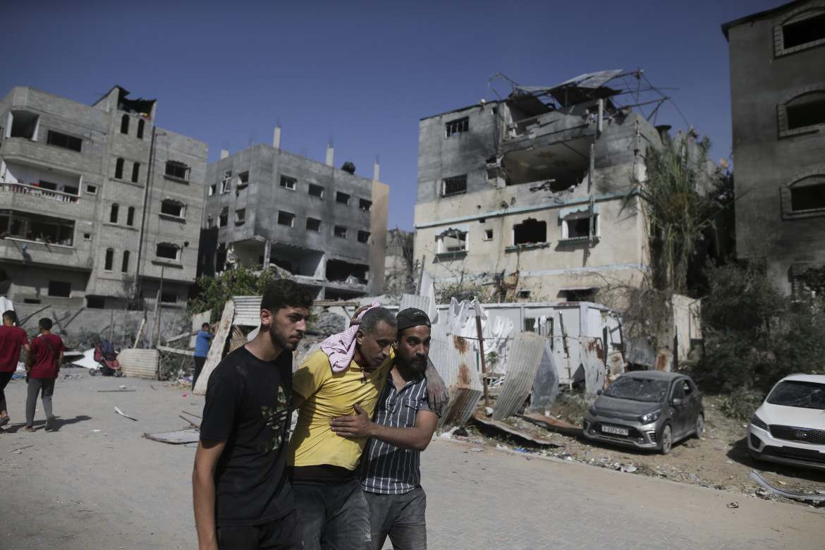 Uno dei feriti nella brutale operazione israeliana nel campo profughi di Nuseirat, sabato scorso foto Ap/Jehad Alshrafi