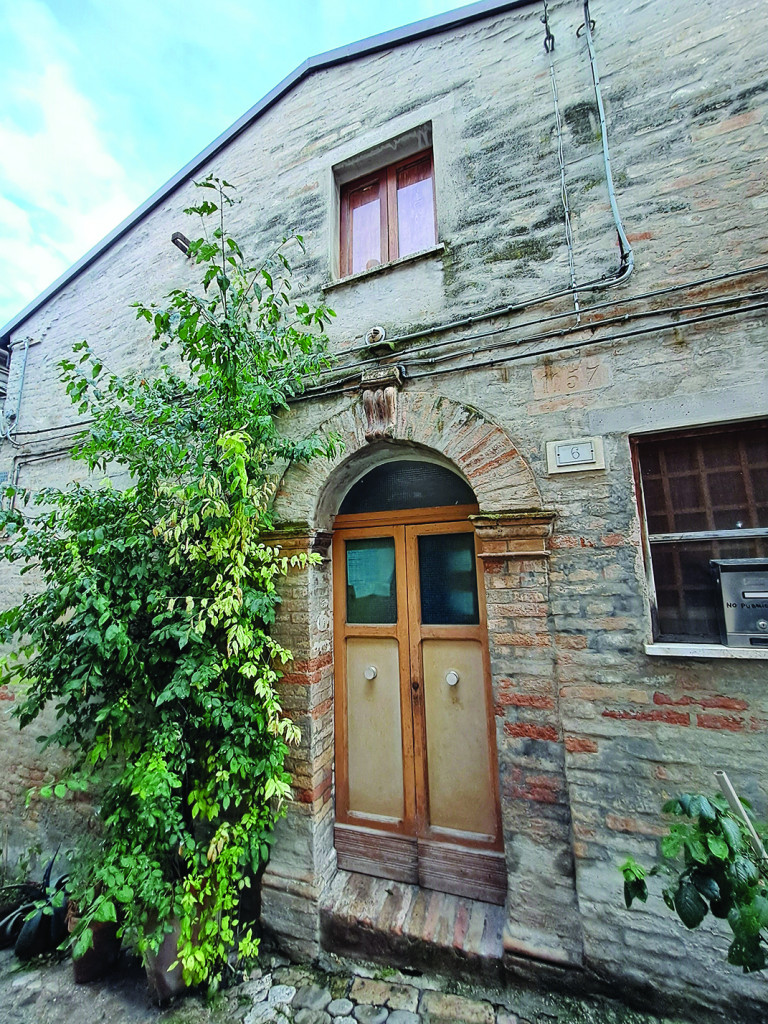 A Fermo, la casa di Mario Dondero rischia la vendita