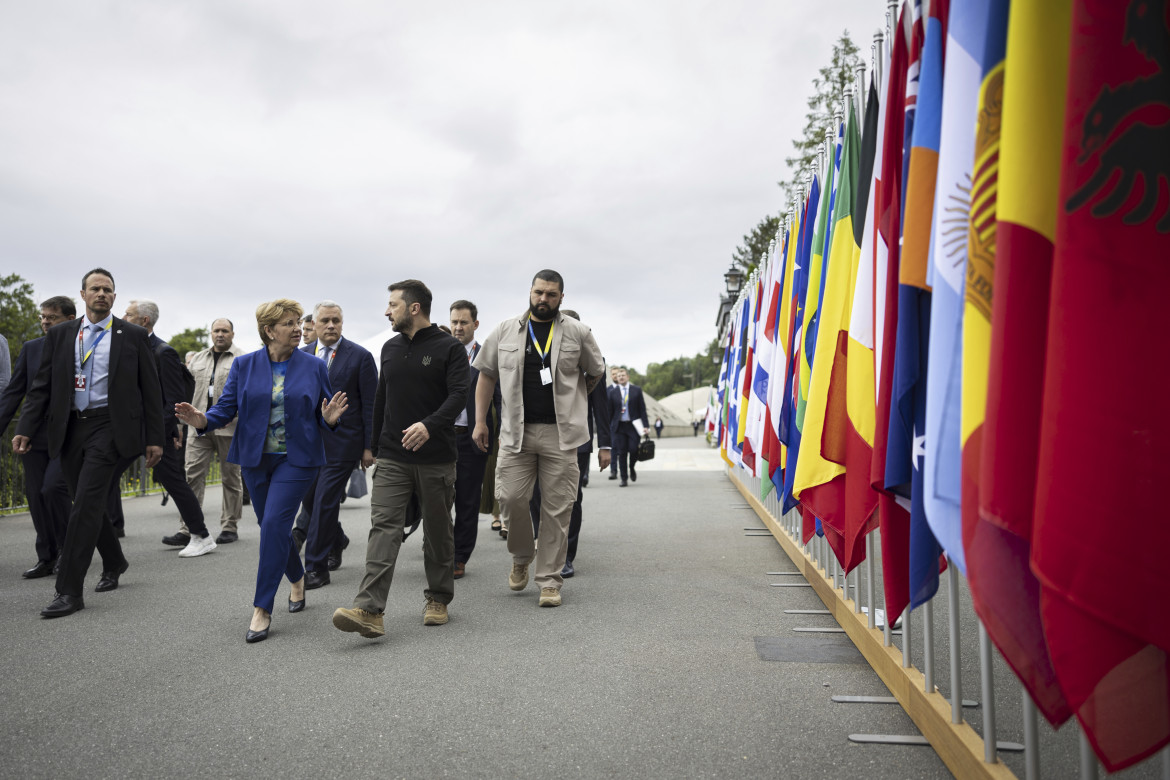 La presidente federale svizzera Amherd con Zelensky al vertice sulla pace a Lucerna Ap/Michael Buholzer