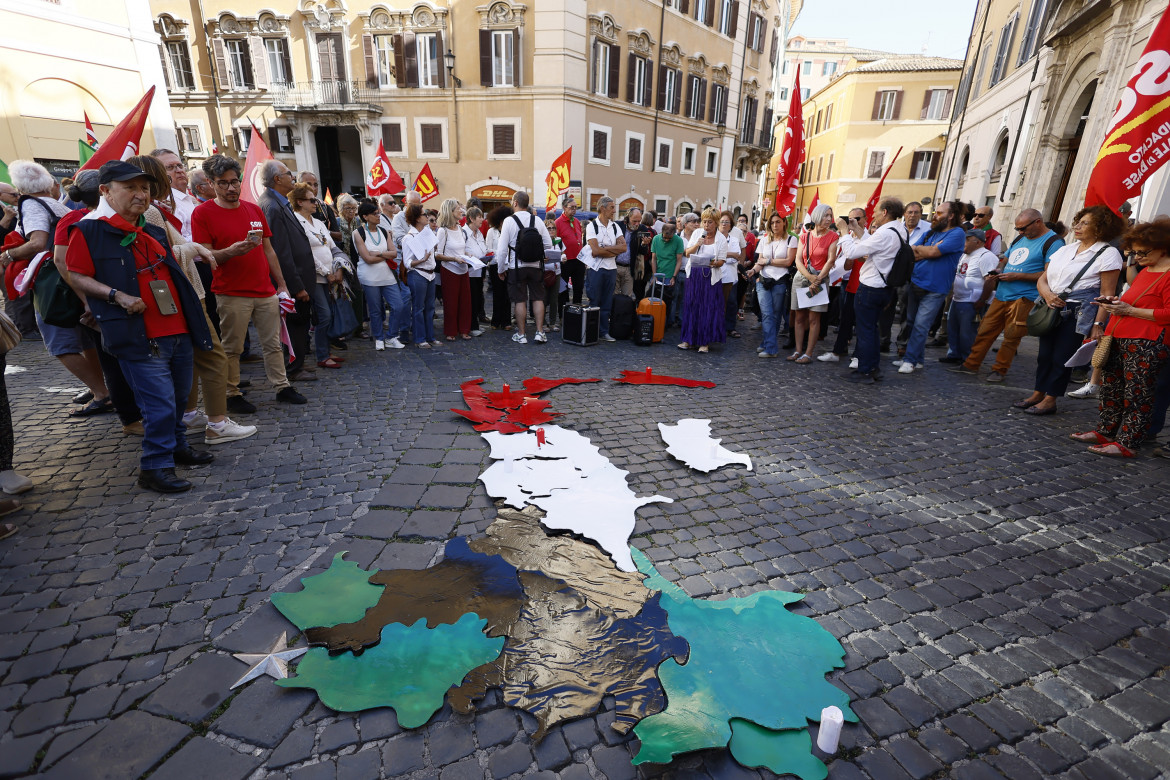 Manifestazione a Montecitorio contro l'autonomia differenziata