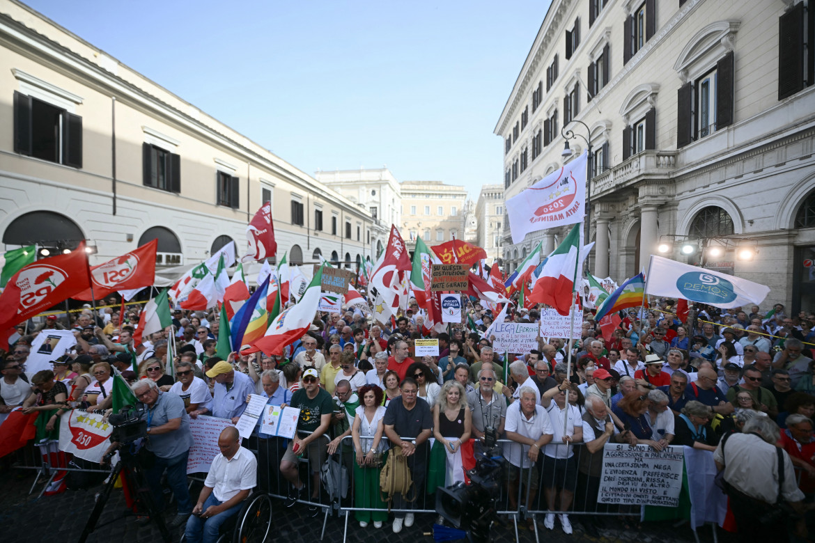 Uniti per la Costituzione: «Solo così li fermeremo»