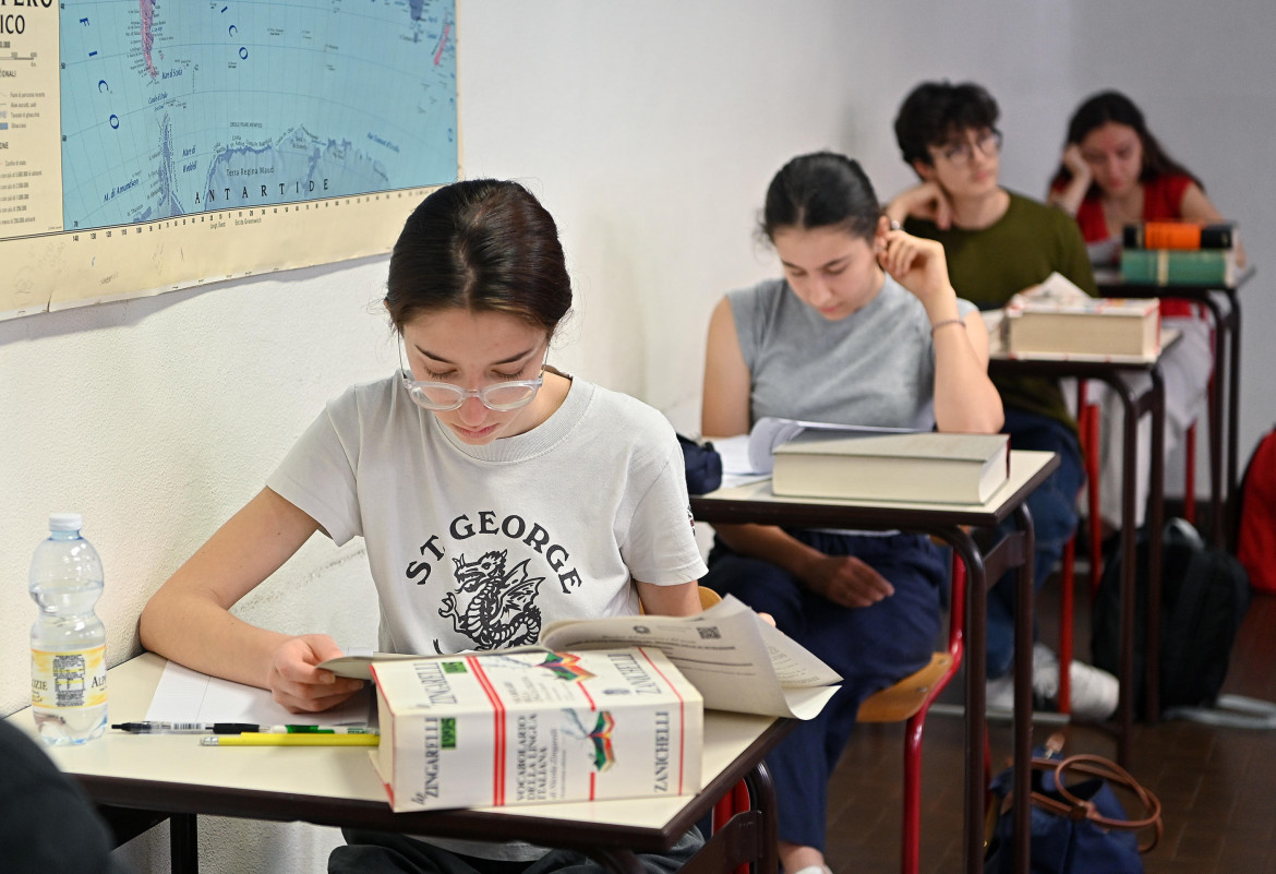 Studenti durante l’esame di maturità foto Ansa