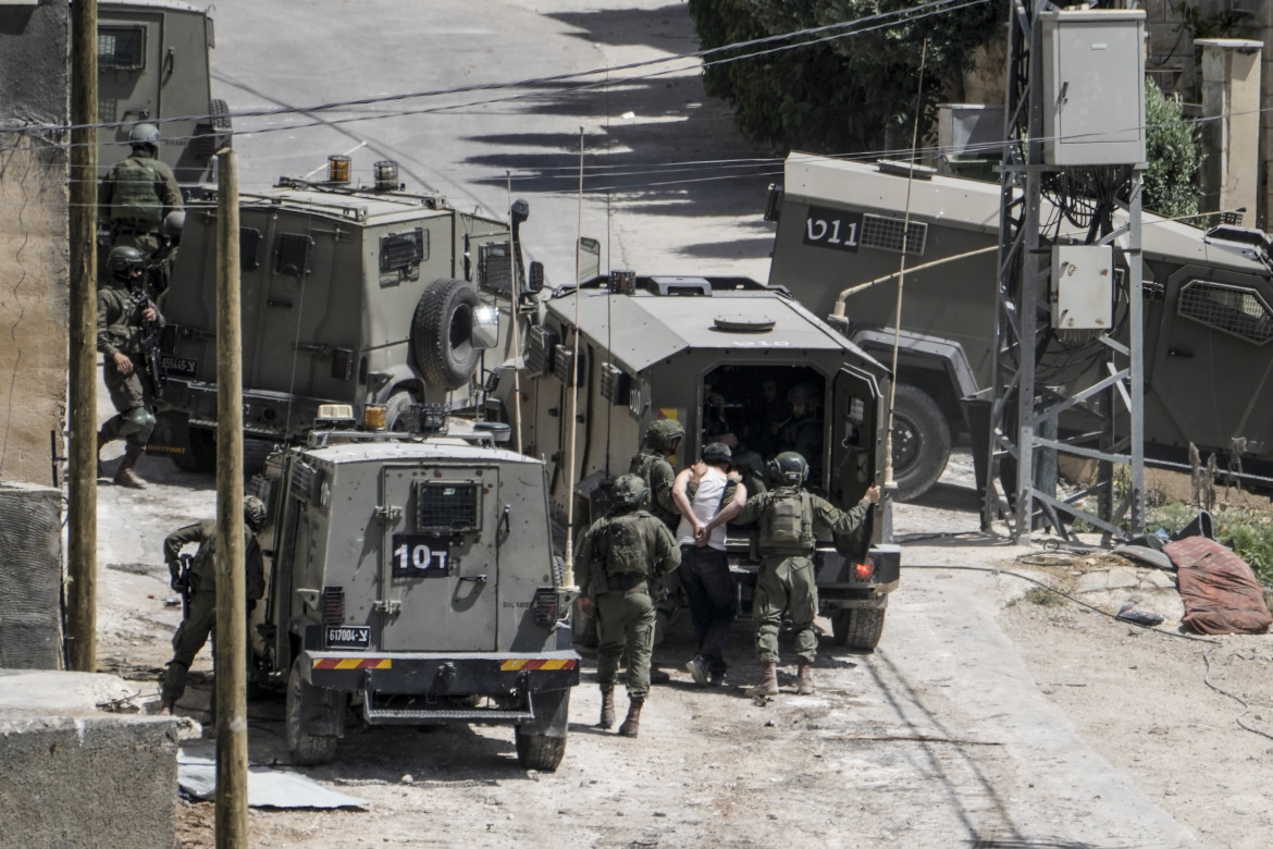 Un palestinese arrestato a Deir al-Ghusun foto Ap/Majdi Mohammed