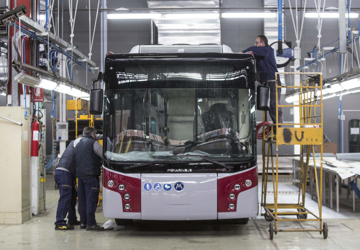 Industria Italiana Autobus privatizzata, Urso svicola e vende alla carneade Seri