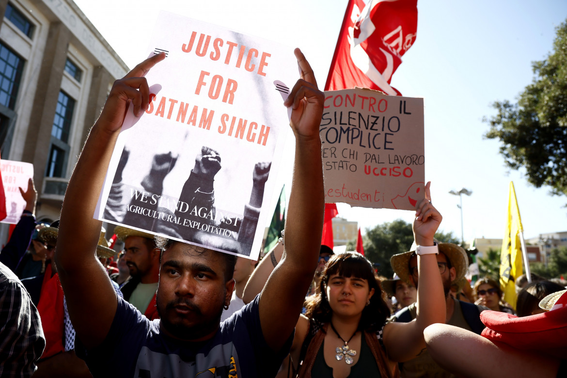 In piazza a Latina i «fantasmi» sikh delle campagne