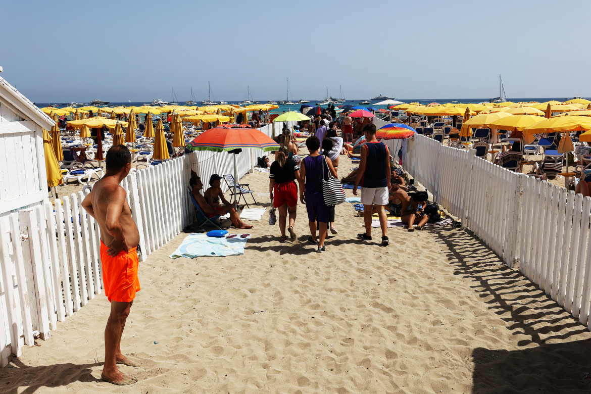 La spiaggia di Mondello, in Sicilia (LaPresse)