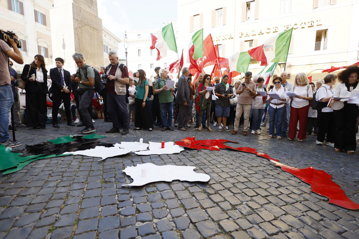 In piazza Montecitorio contro La legge sull’autonomia differenziata foto LaPresse