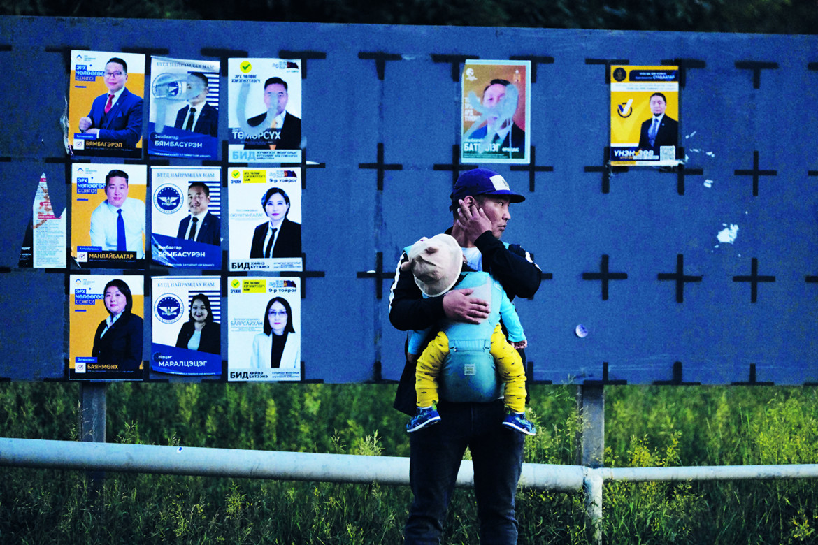 Poster elettorali nella capitale Ulan Batoor - Ap